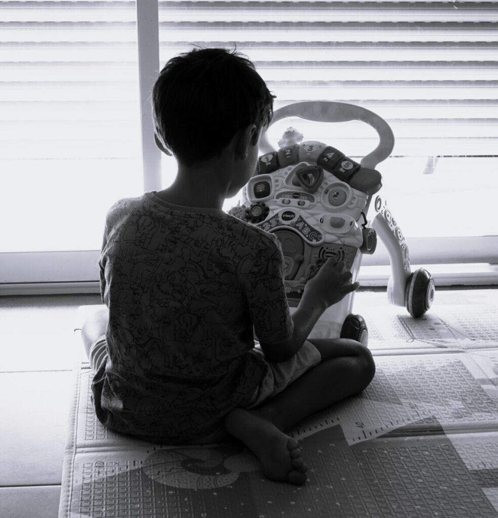 Enfants et changements de vie : comment la sophrologie, l’hypnose et l’EFT les aident à grandir sereinement