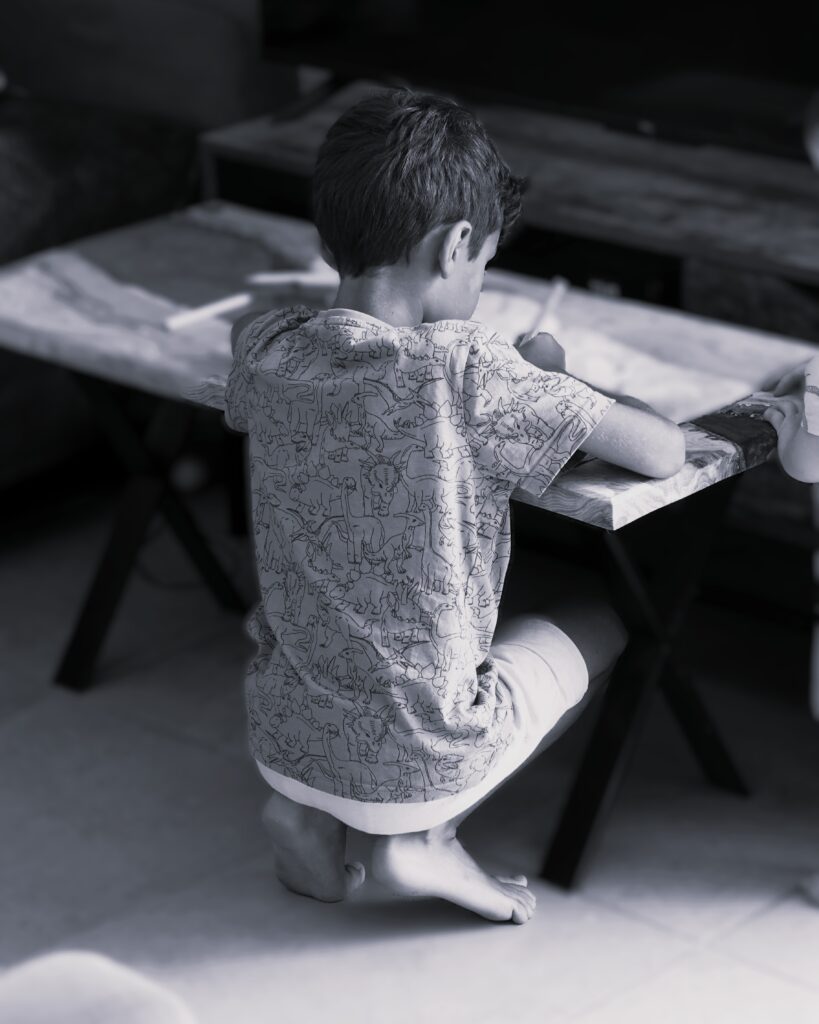 Sophrologie et devoirs : aider votre enfant à vivre ce moment sans stress